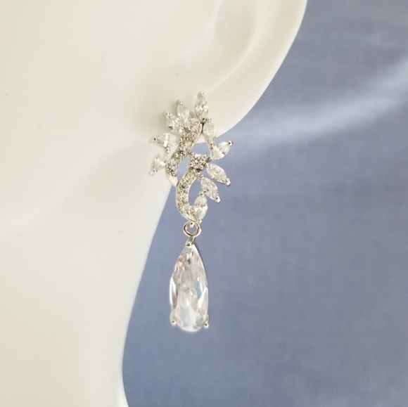 Cz FLOWER EARRINGS - Picture 2 of 5